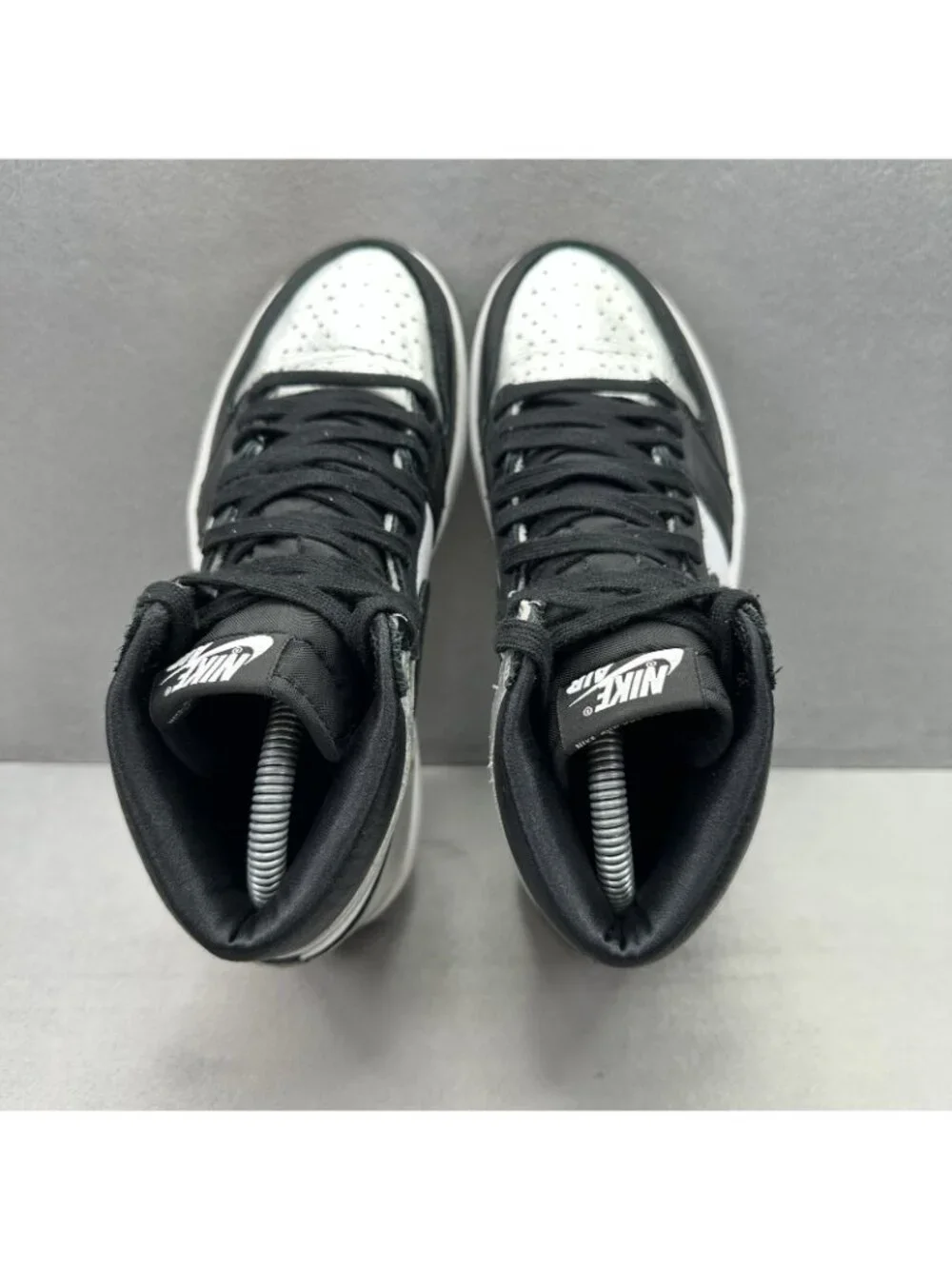 Womens Size 6 Nike Air‎ Jordan 1 Retro High Silver Toe Shoes Metallic Sneakers
